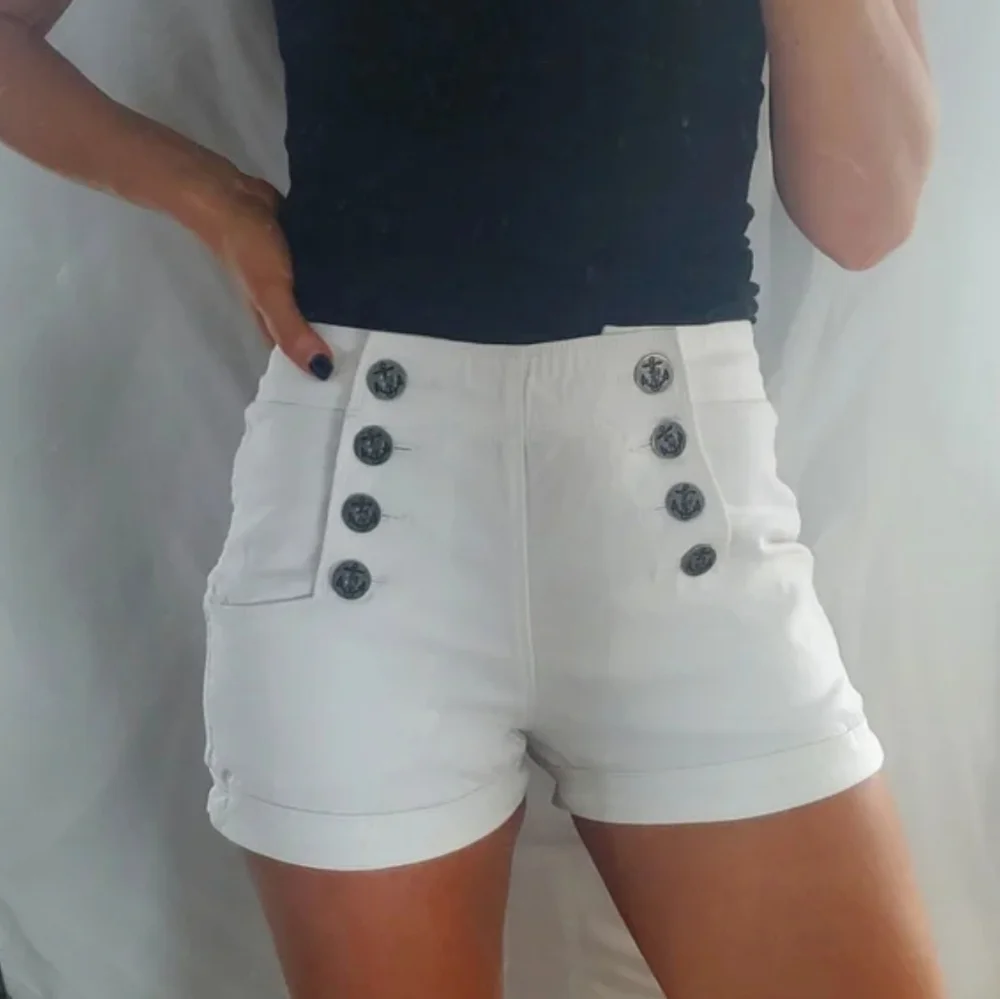 Express ✨️ White Cotton Buttoned Women's Shorts Size 2